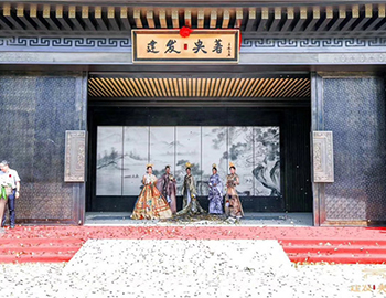 【建發(fā)·央著】國(guó)境盛啟，誰(shuí)在為世界立著？！